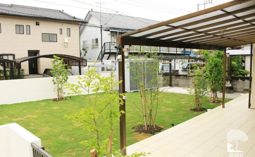 藤岡市　タイルデッキ　テラス屋根　芝生